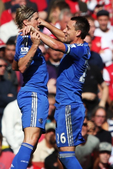 Torres ăn mừng bàn thắng cùng John Terry.